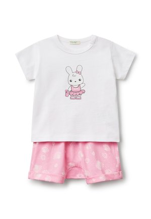 Biały t-shirt z krótkim rękawem z grafiką królika w różowym baletowym stroju; zestawiony z różowymi szortami z białymi muszelkowymi wzorami i podwiniętymi mankietami.