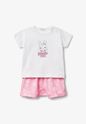 Camiseta blanca de manga corta con un gráfico de un conejo vestido con traje de ballet rosa; combinada con pantalones cortos rosas con un patrón de conchas blancas y puños enrollados.