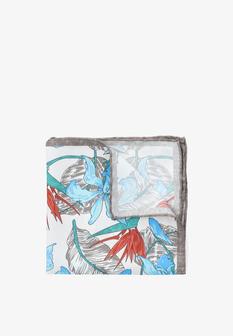 Wielokolorowy szalik w kwiaty z niebieskimi i czerwonymi kwiatami na białym tle, obszyty teksturowanym szarym brzegiem, starannie złożony.