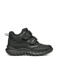 Zapatilla negra con material texturizado, dos correas de Velcro, collar acolchado y una suela de goma gruesa con un patrón de relieve.