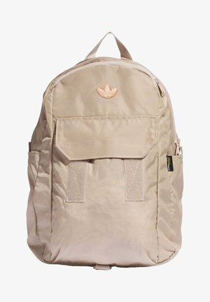 Beige rygsæk med frontlomme, øverste håndtag, sidelommer og et lille logo på den øverste frontpanel.