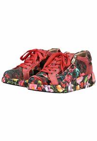 Baskets à motif floral avec des lacets rouges, des accents en daim et une semelle texturée. Présente des accessoires décoratifs et un design multicolore vibrant.