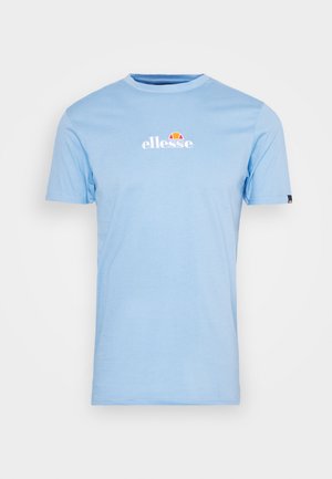 Hellblaues Kurzarm-T-Shirt aus einem Stoff mit glatter Textur. Verfügt über ein weißes Logo mit orangefarbenen und roten Akzenten auf der Brust.