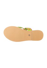 Färgglada sandaler med breda gröna remmar med rosa blommönster, en texturerad beige sula och en flexibel design för komfort.