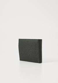 Portefeuille noir, texturé, de forme rectangulaire, présentant un motif subtil et des bords lisses, fabriqué en matériau doux.