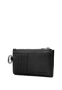 Cartera de cuero negra con acabado texturizado, presenta múltiples compartimentos para tarjetas, cierre de cremallera y un anillo de hardware en tono plateado.