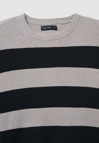 Gestickter Pullover mit horizontalen Streifen in Hellgrau und Schwarz. Rippstruktur und klassisches Rundhalsdesign. Das Etikett trägt die Aufschrift "CALLIOPE."