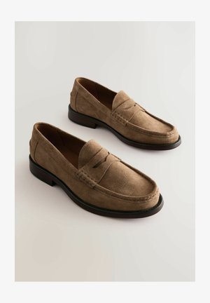 Braune Wildleder-L loafers mit einem Mokassin-Design, gestickte Details und einer glatten Ledersohle. Mit einer dezenten erhobenen Naht über der Schuhoberseite.