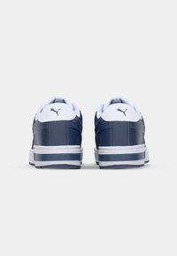 Mørkeblå lædersneakers med hvide akcenter, der har polstrede kraver, en tekstureret overflade og en gummisål med et tydeligt mønster.