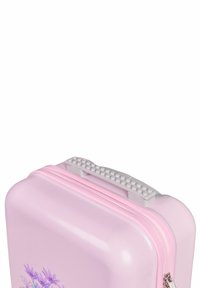 Hårdskalad rosa resväska med en slät yta, dragkedjestängning och ett texturerat grått handtag, med blommönsterdetaljer på framsidan.