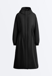 Zwarte lange winterjas met capuchon, elastische taille, voorrits die wordt bedekt door een stoffen klep, en elastische manchetten aan de mouwen.