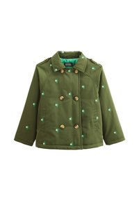Veste en tissu vert avec un design croisé, boutons dorés et broderies florales. Comprend un col et des poches latérales.