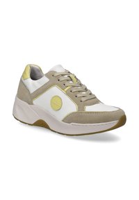Weiße und beige Sneaker mit gelben Akzenten, aus Wildleder und synthetischem Material, Schnürdesign, klobige Sohle, abgerundete Zehenform und Logoprägung.