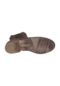 Braune Lederstiefel mit einer strukturierten Gummisohle. Die Sohle zeigt Abnutzungsspuren, mit Profilmustern und einem Logoabdruck im Fersenbereich.