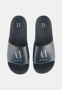Sandali a fascia in gomma blu scuro con design aperto sulla punta. Presentano un logo bianco "A|X" e la scritta "Armani Exchange" stampata su ciascun sandalo.