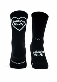 Černé ponožky do kotníků s bílým textem a designem srdce. Na jedné straně mají nápis "FOREVER RUN" a na druhé "PACIFIC AND CO". Hladká textura.