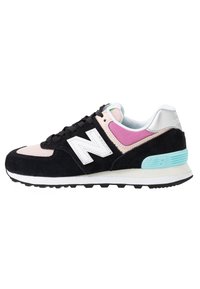 Baskets en daim noir et maille avec logo N blanc, accents rose et menthe, semelle en caoutchouc et col rembourré. Présente des matériaux texturés et un design superposé.