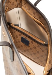 Borsa a tracolla marrone con motivo, dal design elegante, con cerniere dorate e un interno liscio. Include una tasca con cerniera aggiuntiva.