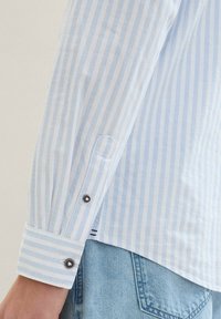 TOM TAILOR MIT STREIFENMUSTER - Hemd - blue white dobby stripe