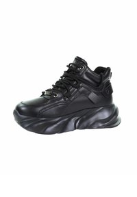 Czarne sneakersy typu high-top z teksturowaną skórzaną cholewką, grubą falistą gumową podeszwą oraz wyraźnym systemem sznurowania i akcentami logo.