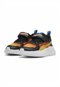 Melnas, oranžas un sarkanas sporta kurpes ar sietveida un sintētiskiem materiāliem; baltā zole; Velkro siksnas; zilas akcenti; Hot Wheels logo uz mēles.