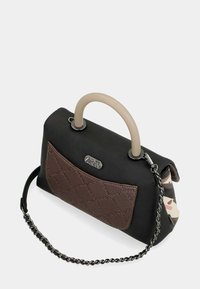 Borsa nera con superficie testurizzata, dotata di un pannello frontale imbottito marrone, manico beige e una tracolla a catena removibile.