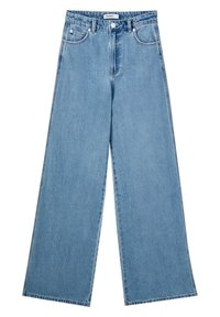 Jean denim bleu clair à jambes larges avec bouton avant, fermeture éclair, passants de ceinture et style cinq poches, posé à plat sur fond blanc.