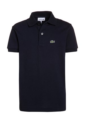 Polo bleu marine foncé à manches courtes avec col, deux boutons et petit logo crocodile vert sur la poitrine gauche.