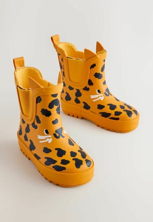 Żółte gumowe kalosze w czarne cętki lamparta, z teksturowanymi podeszwami i ozdobnymi uszkami kota na mankietach. Wyściełane miękkim materiałem.