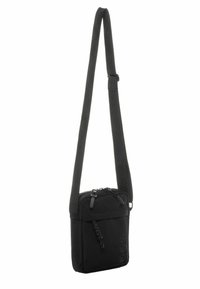 Borsa a tracolla nera realizzata in tessuto resistente, con compartimento principale con zip, tracolla regolabile e tasca esterna con zip testurizzata.