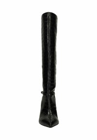 Bottes noires brillantes, arrivant jusqu'au genou, avec un motif en relief de crocodile, bout pointu et talon carré, dotées d'un accent de boucle au niveau de la cheville.