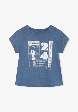 T-shirt en coton bleu avec col rond, manches courtes retroussées, et un imprimé graphique comprenant du texte et une illustration en blanc.