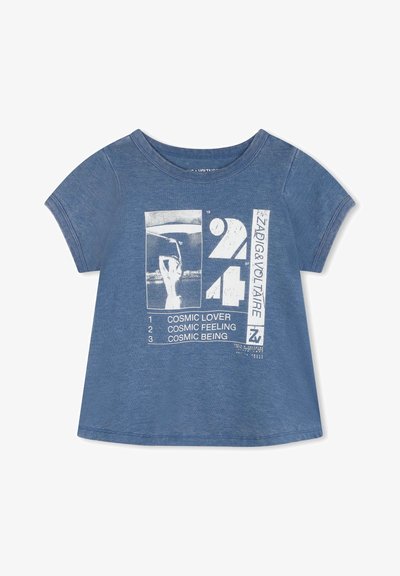Blauwe katoenen t-shirt met een ronde hals, korte opgerolde mouwen en een grafische print met tekst en een illustratie in het wit.