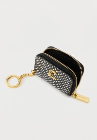 Μαύρο-άσπρο πορτοφόλι mini με σχέδιο, χρυσές λεπτομέρειες, διπλό φερμουάρ, θηκάκι για κλειδιά και υφασμάτινη υφή. Διακοσμημένο με λεπτομέρεια λογότυπου.