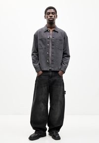 PULL&BEAR BALLOON FIT WITH EMBROIDERED POCKET - Jeans baggy - black
