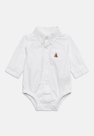Biele detské body s dlhým rukávom, rozopínateľným golierom na gombíky a malou výšivkou medvedíka na náprsnej vrecku.