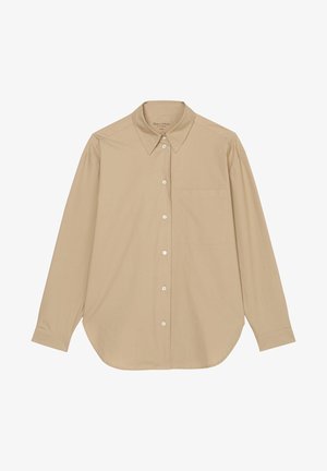 Camisa beige de manga larga con botones, bolsillo delantero y cuello puntiagudo, extendida sobre fondo blanco.