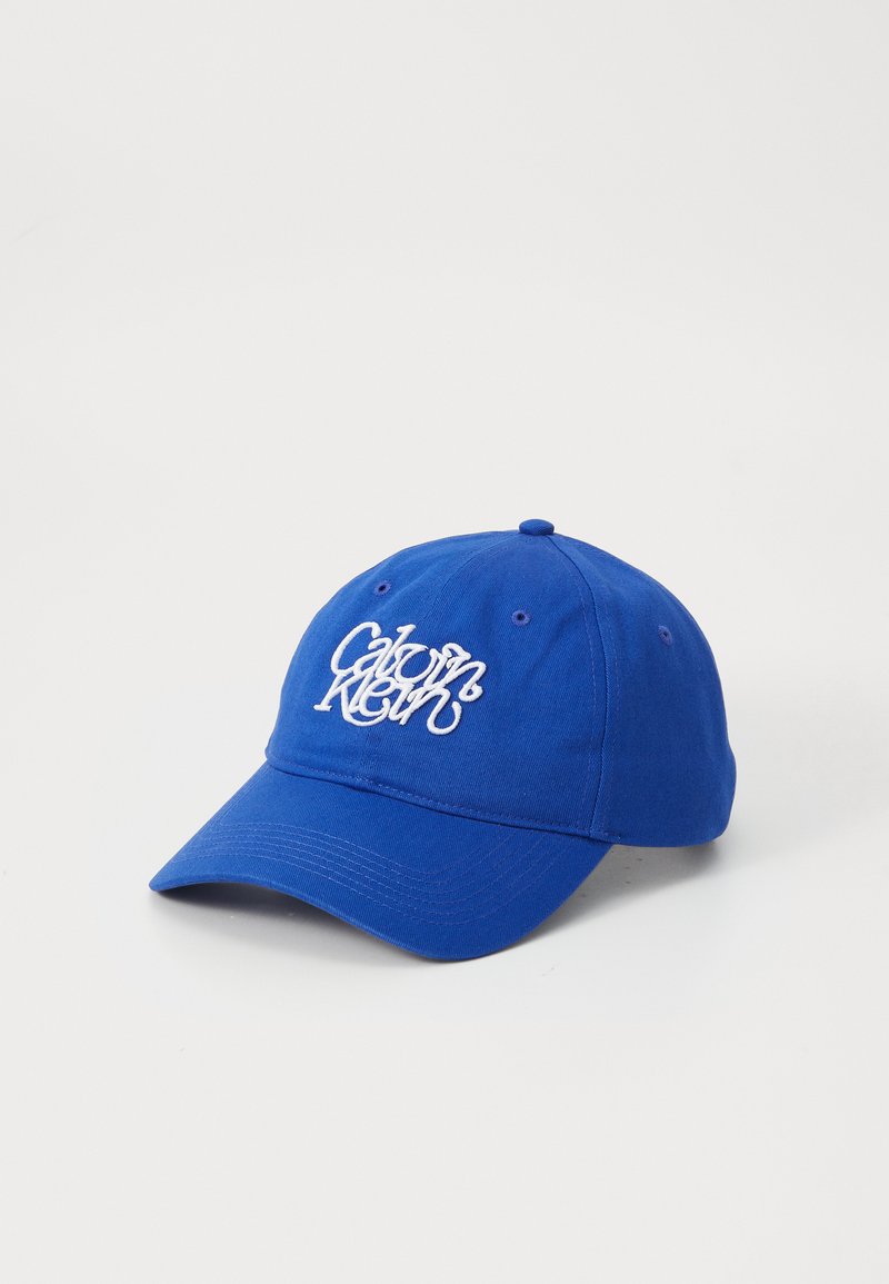 Sinine puuvillane pesapalli kork, mille esiküljel on valgetest niitidest brodeeritud tekst, kumer visioon ja kuus ventilatsiooniava.