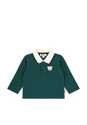 Grünes Langarm-Polohemd mit einem cremefarbenen Kragen, drei Knöpfen und einem Bären-Patch auf der Brust. Verfügt über eine weiche Stofftextur.