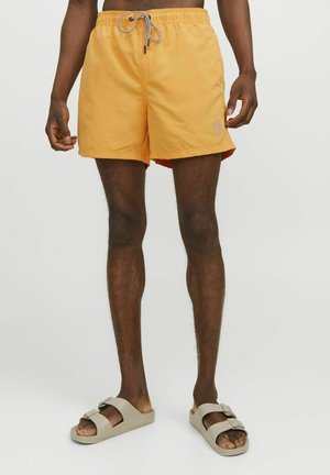Shorts de bain orange avec une taille élastique et un cordon de serrage. Ils présentent un détail de logo discret et une coupe droite et ample pour le confort.