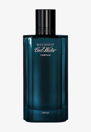 Flacon rectangulaire bleu foncé Davidoff Cool Water Parfum avec un bouchon noir et un marquage blanc à l'avant sur fond clair.