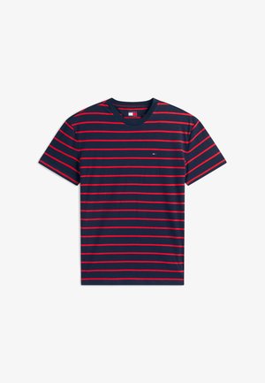 Tengerészkék rövid ujjú póló vékony piros vízszintes csíkokkal és egy kis, középre helyezett logóval a mellkason.