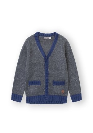 Cárdigan gris de punto con acentos en azul oscuro, escote en v, cierre de botones, dos bolsillos delanteros y una textura en la tela. Presenta una etiqueta de la marca en el lado.