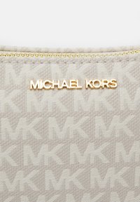 MICHAEL Michael Kors POUCHETTE - Käekott - natural