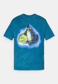 Teal kortærmet bomulds t-shirt med grafik af en hætteklædt figur, der holder en basketball, med lysende accenter og "NIKE" trykt nederst.