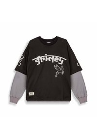 Zwarte mesh langemouwen shirt met grijze mouwen, met witte tekst en een afbeelding van een gevleugeld paard. Het label toont de merknaam aan de zoom.