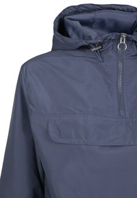 Tengerészkék szélálló dzseki cipzáras elejjel, állítható kapucnival és első zsebbel, könnyű, sima nylonszövetből készült.