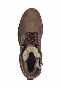 Bottine en cuir brun avec des lacets tressés bordeaux, doublure douce crème, bout arrondi et bordure texturée au niveau du col.