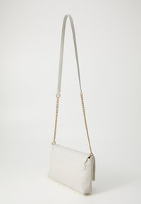 Hvit lær crossbody-veske med vevd tekstur på klaffen, gullkjede som detalj og justerbar stropp. Glatt overflate, minimalistisk design.