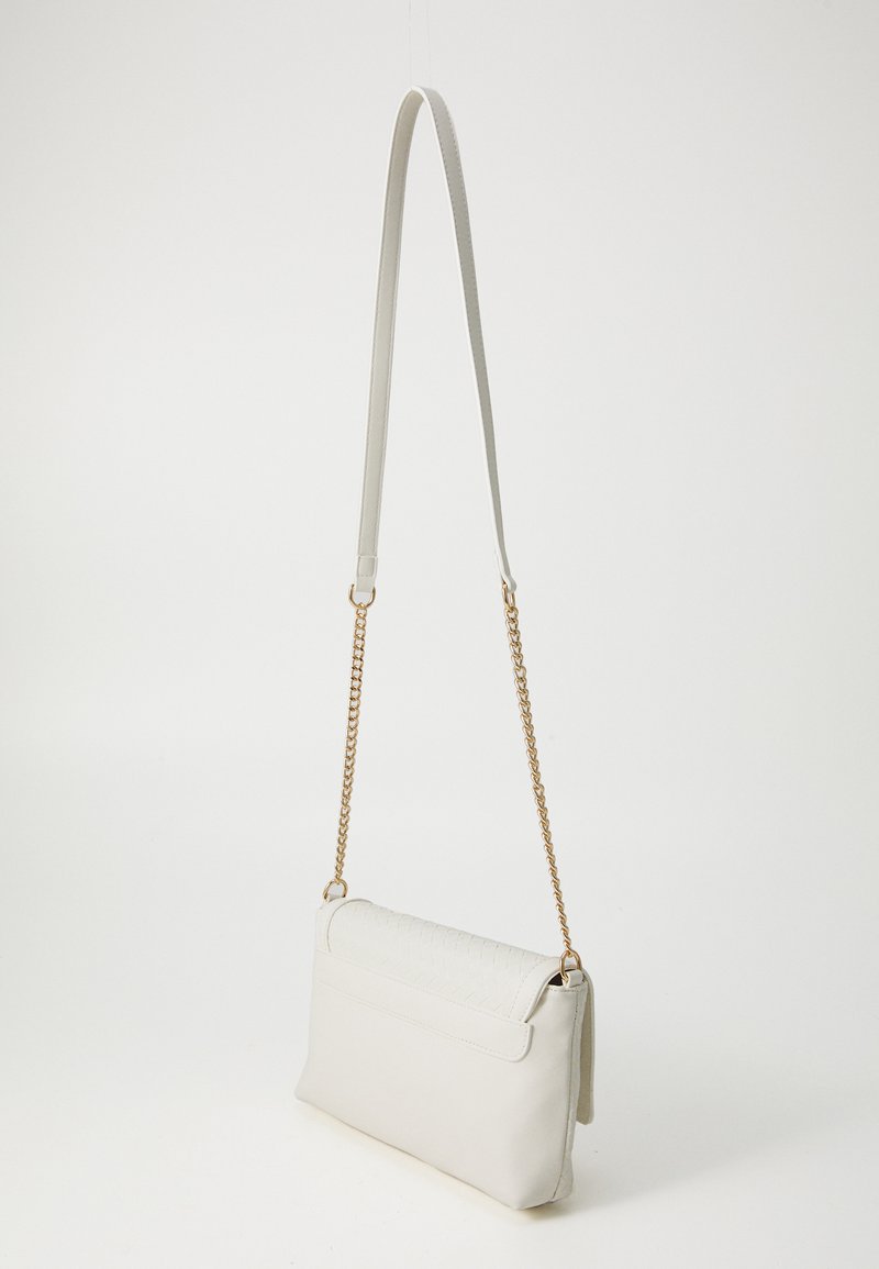 Bolso bandolera blanco de cuero con textura trenzada en la solapa, acento de cadena dorada y correa ajustable. Superficie lisa, diseño minimalista.